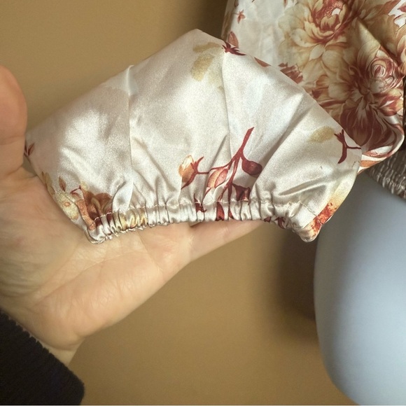 Guess Cream and Brown Floral Mock Neck Blouse Size Medium - Picture 2 of 11